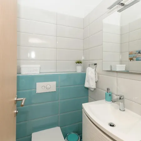 Villa Luxury With Heated Pool, Terrace, And Outdoor Amenities For Relaxation - Five Bedroom