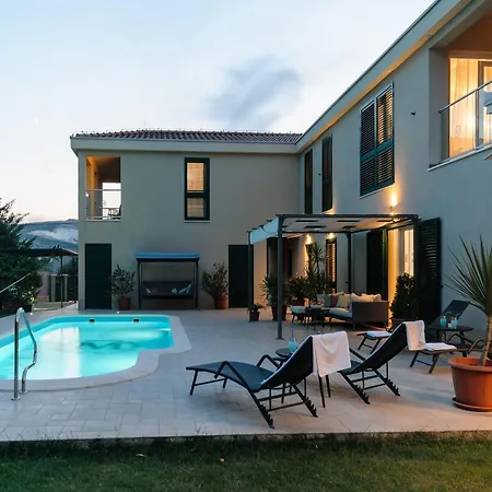 Villa Luxury With Heated Pool, Terrace, And Outdoor Amenities For Relaxation - Five Bedroom