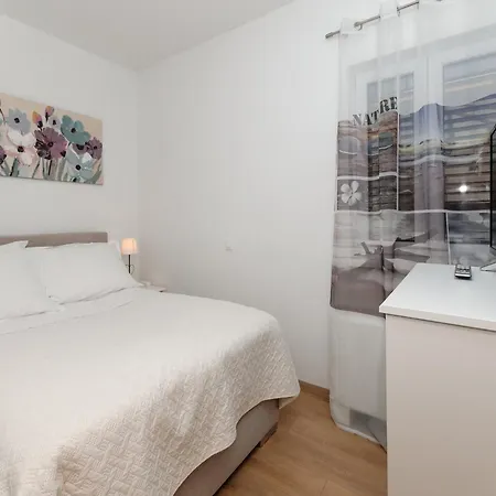 Villa Luxury With Heated Pool, Terrace, And Outdoor Amenities For Relaxation - Five Bedroom