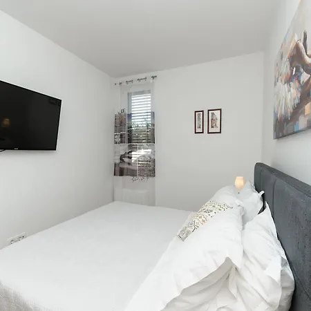 Luxury With Heated Pool, Terrace, And Outdoor Amenities For Relaxation - Five Bedroom