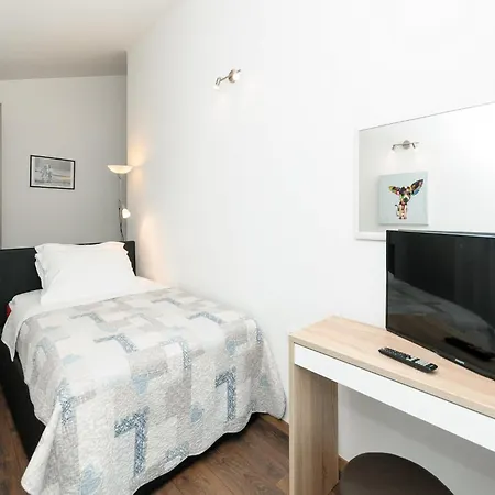 Luxury With Heated Pool, Terrace, And Outdoor Amenities For Relaxation - Five Bedroom *