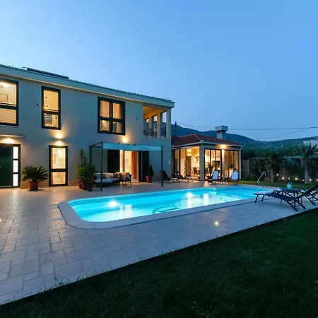 Luxury With Heated Pool, Terrace, And Outdoor Amenities For Relaxation - Five Bedroom *