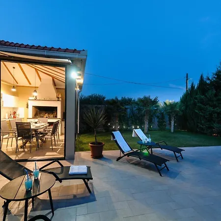 Villa Luxury With Heated Pool, Terrace, And Outdoor Amenities For Relaxation - Five Bedroom *