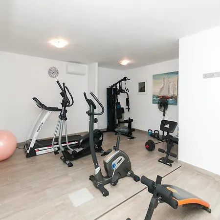 Villa Luxury With Heated Pool, Terrace, And Outdoor Amenities For Relaxation - Five Bedroom
