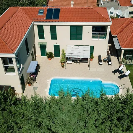 Villa Luxury With Heated Pool, Terrace, And Outdoor Amenities For Relaxation - Five Bedroom
